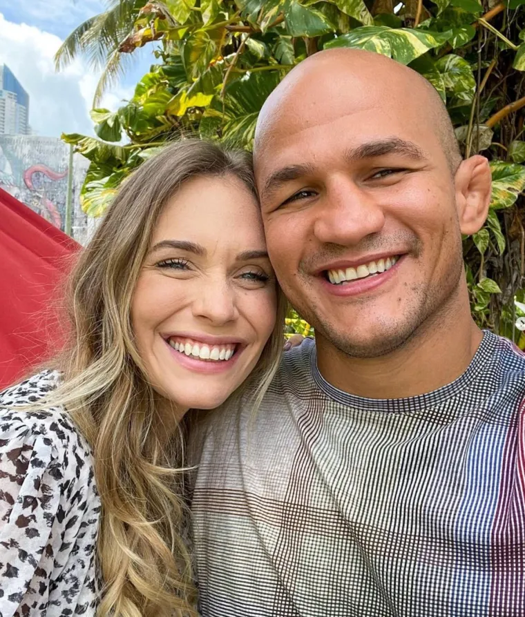 Junior Dos Santos s ovom zanosnom TV voditeljicom dijeli dobro i zlo
