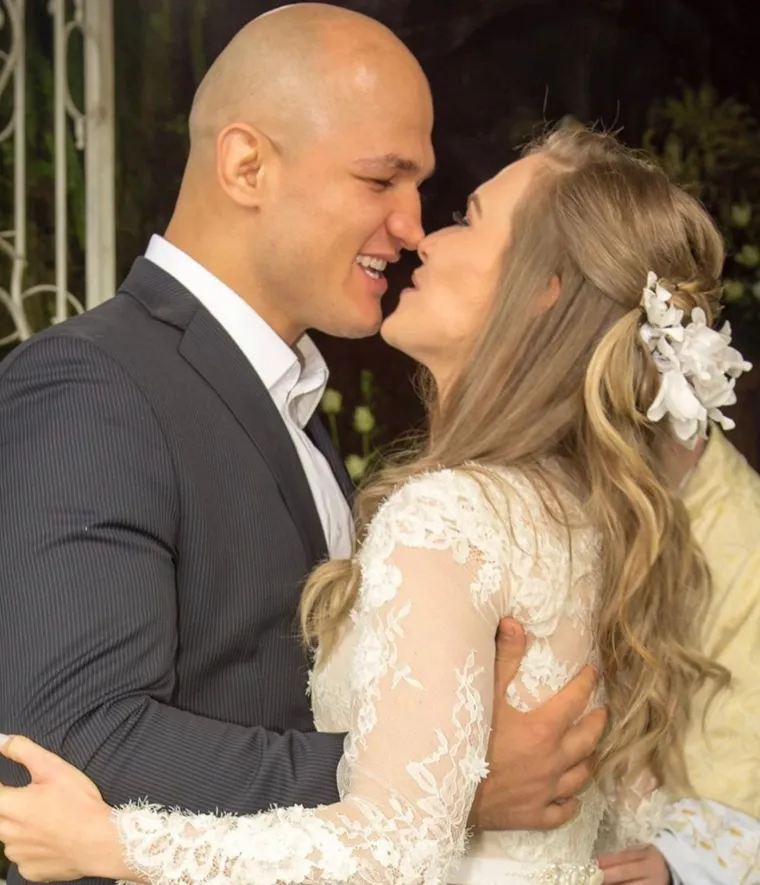 Junior Dos Santos s ovom zanosnom TV voditeljicom dijeli dobro i zlo