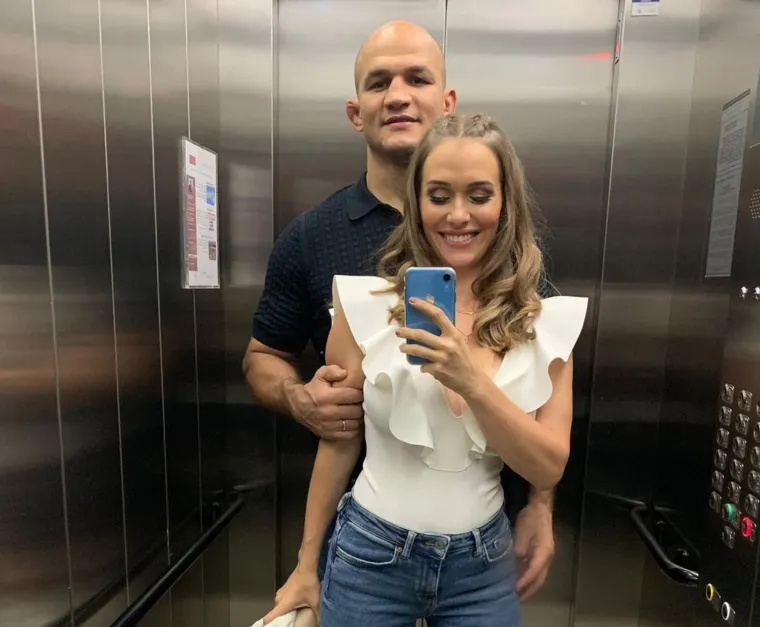 Junior Dos Santos s ovom zanosnom TV voditeljicom dijeli dobro i zlo