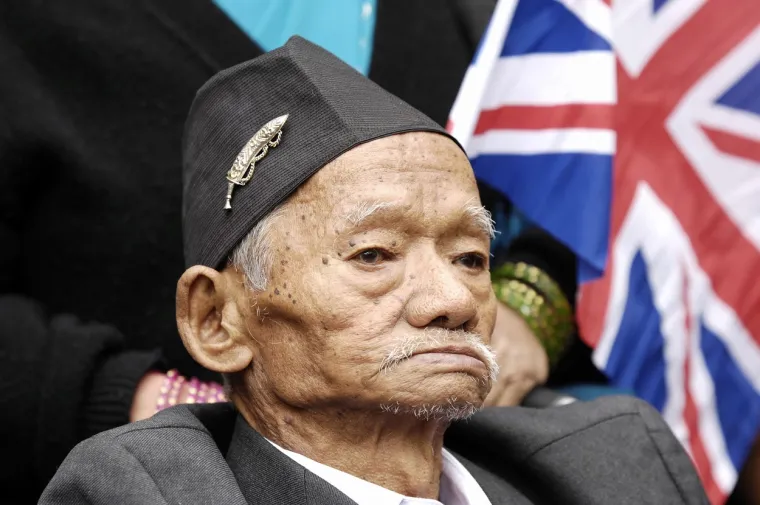 Dana 12. ili 13. svibnja 1945. u Taungdawu, vojnik Lachhiman Gurung je bio na najisturenijoj poziciji svog voda koja je podnijela najveći teret napada od strane najmanje 200 japanskih neprijatelja. Dvaput je bacio granate koje su mu pale na rov, a treća mu je eksplodirala u desnoj ruci, odnijevši mu prste i teško ga ranila u lice, tijelo i desnu nogu. Njegova dva suborca ​​također su bila teško ranjena, ali je vojnik, sada sam i ne obazirući se na svoje rane, pucao iz puške lijevom rukom četiri sata, mirno čekajući svaki napad na koji je nailazio. Ovaj je vojnik svojim veličanstvenim primjerom toliko nadahnuo svoje suborce da se do posljednjeg odupiru neprijatelju, da su, iako opkoljeni i odsječeni tri dana i dvije noći, držali i razbijali svaki napad. Njegova izvanredna galantnost i izuzetna odanost dužnosti, suočeni s gotovo ogromnim izgledima, bili su glavni čimbenici poraza neprijatelja. 