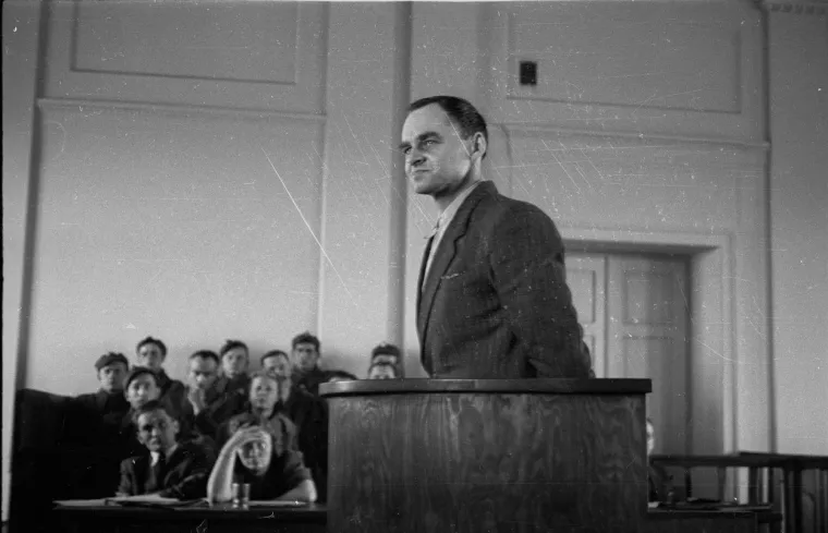 Witold Pilecki se već u ranim danima počeo boriti za pravdu, za jednu samostalnu, demokratsku Poljsku. Kada je 1939. godine počeo Drugi svjetski rat, uključio se u redove poljske vojske. Nakon pada Varšave, Pilecki je prešao u ilegalce i s drugim vojnicima bivše vojske osnovao Poljsku domovinsku vojsku. Kada su u ljeto 1940. počele pristizati vijesti da su Nijemci u okupiranoj Poljskoj izgradili jedan kazneni logor, Pilecki se odmah prijavio da ode na lice mjesta i izvidi situaciju. Već u rujnu iste godine dobrovoljno se tijekom jedne od racija predao u ruke neprijatelju i malo potom, zajedno sa stotinama drugih, vlakom bio transportiran u Auschwitz. Auschwitz u to vrijeme još nije bio ono što će postati kasnije; koncentracijski logor masovnog uništenja i masovnih ubojstva. Pa ipak, već tada su na tom mjestu dnevno umirale stotine ljudi, iako su metode nasilja bile nešto drugačije. Umiralo se uslijed tjelesnog nasilja; batina, mučenja, gladi i raznih bolesti, prije svega tifusa. Čim je kročio u logor, Pilecki je preko razglasa čuo poruku jednog od zapovjednika: &apos;Da si nitko od vas ne umišlja da će živ izaći odavde. Prvo pokušajte preživjeti prvih šest tjedana. Oni koji prežive, sigurno su lopovi – a lopovi dospijevaju u kazneni odjel gdje sasvim sigurno neće dugo živjeti!&apos;. Pilecki tada počinje s osnivanjem tajne, ilegalne organizacije. Malo po malo, ona se sve više povećavala i uskoro je imala više od tisuću članova koji su radili na gotovo svim mjestima u logoru. Preko kurira, Pilecki je slao svoje prve izvještaje kolegama koji su živjeli izvan logora. Njegove prve vijesti doprle su tako već koncem 1940. godine u Varšavu. U proljeće godinu dana kasnije, njegovi su izvještaji o zbivanjima u logoru Auschwitz stigli i do saveznika u Londonu. Međutim, njima nije vjerovao gotovo nitko. Dana 26. travnja 1943. godine, nakon 947 dana boravka u Auschwitzu, Witoldu Pileckom i dvojci njegovih kolega uspijeva nemoguće – bijeg iz logora smrti. Uz puno sreće i pomoć izvana od koje su dobili točne informacije o smjeni straže i lažne dokumente njima je uspjelo pobjeći do skloništa u Krakovu. Nakon bijega, Pilecki sastavlja podroban izvještaj o Auschwitzu koji je u Njemačkoj objavljen tek 2013. godine. Sam Pilecki je preživio Drugi Svjetski rat. Umro je na vrlo tragičan način, iako ne od njemačke ruke. Budući da je sakupljao i materijale o zločinima komunista u Poljskoj, poljska tajna policija odvela ga je u zatvor gdje je prvo mučen, a potom u jednom lažnom sudskom procesu i osuđen na smrt – zbog &apos;neprijateljskog špijuniranja&apos;. Njegovo je tijelo bačeno u masovnu grobnicu, njegova je kuća uništena a i samo njegovo ime se više se nije smjelo ni spomenuti.
Ime Witolda Pileckog će biti rehabilitirano tek nakon pada komunističkog režima u Poljskoj. &quot;Ova osoba oslikava cijelu tragediju i užas 20. stoljeća. Pilecki je preživio njemačke fašiste a stradao od sovjetskih komunista&quot;, izjavio je poljski rabin Michael Schundrich. Pilecki je danas nacionalni junak iako još uvijek posthumno nije dobio najviše priznanje za svoj angažman a to je da bude &apos;primljen&apos; u društvo &apos;Pravednika među narodima. 