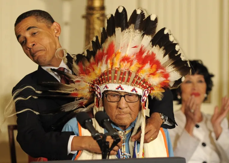 Joe Medicine Crow smatran je zadnjim ratnim poglavicom plemena Absarokee koje pripada Vranama, a titulu je potvrdio kao izviđač američke vojske u Drugom svjetskom ratu. Njegovi su se neposredni preci borili u Indijanskim ratovima vođenim u 19. stoljeću, a među ostalim sudjelovali su u poznatoj Bitki kod Little Bighorna (1876). Joe Medicine Crow sudjelovao je u II. svjetskom ratu kao skaut američke vojske, a predsjednik  Barack Obama dodijelio mu je 2009. godine Medalju slobode, najviše američko odlikovanje koje se može dodijeliti civilnoj osobi. Također je bio dobitnik najvišeg  francuskog odlikovanja Legije časti. Ratnim poglavicom plemena Absarokee može postati samo onaj koji je u stanju boriti se u neprijateljskoj pozadini, neprijatelju ukrasti konja i razoružati ga, a pritom ne ubiti. Vještini ratovanja, kazao je jednom zgodom JoeCrow za medije, naučio ga je njegov pradjed, a znanje je primjenjivao i u ratu protiv nacista u Europi gdje je u savezničkoj vojsci bio izviđač. Zbog odlaska u rat prekinuo je studij antropologije, a poslije se istaknuo kao kao povjesničar i autor mnogih knjiga o povijesti i običajima američkih Indijanaca, posebno plemena kojemu je pripadao.
Ipak, javno najpoznatiji je bio po svojim predavanjima i zapisima o slavnoj Bitki kod Little Bighorna u kojoj su sudjelovali njegovi preci. Medicine Crow preminuo je sa 102 godine.