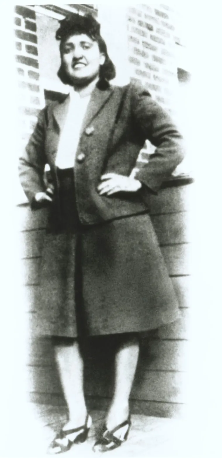 Henrietta Lacks rođena je 1. kolovoza 1920. godine kao Loretta Pleasant u obitelji siromašnih berača duhana u ruralnoj Virginiji. Bila je deveto dijete, a njezina majka Eliza umrla je rađajući deseto, kad je djevojčica imala četiri godine. Njezin otac Johnny nije imao strpljenja odgajati djecu pa ih je podijelio rođacima. Henriettu (nije poznato kako i kad je promijenila svoje ime Loretta) je primio djed koji je već odgajao 9-godišnjeg Davida zvanog Day, izvanbračnog sina jedne od svojih kćeri. U dobi od 20 godina Henrietta se udala za Daya, a mladi je par radio na poljima duhana dok SAD nije ušao u Drugi svjetski rat. Day je tada našao posao u čeličani u Baltimoreu, a Henrietta mu se ubrzo pridružila. Početkom 1951. godine Henrietti je dijagnosticiran rak maternice i ubrzo je operirana u poznatoj bolnici Johns Hopkins, jednoj od rijetkih koja je primala Afroamerikance. No, i u toj su bolnici crnci ležali na odjelima odvojenim od bijelaca. Tamošni liječnici, dakako bez njezinog dopuštenja (tada nije bilo potrebno), uzeli su po jedan uzorak tumora i zdravog okolnoga tkiva koji su u jednom trenutku došli u ruke dr. Georgeu Geyu, voditelju Laboratorija za kulture tkiva. On je osmislio nekoliko uređaja koji su pomogli laboratorijskom uzgoju stanica, pa je počeo ‘uzgajati’ stanice Henrijetinog raka. U odnosu na prethodne pokušaje – prije toga je uspjevao ih održati u životu samo nekoliko dana- otkrio je da pojedine Henrijetine stanice neprekidno bujaju i ne umiru nakon nekoliko dioba, tako da je njihovim razmnožavanjem uspio stvoriti liniju stanica. U listopadu 1951. godine Henrietta Lacks je umrla od raka koji je metastazirao po čitavom organizmu, ali se njene stanice nastale iz uzorka tkiva i danas neprekidno razmnožavaju, žive i umiru u laboratoriju. Lanac ovih stanica je besmrtan – održava se desetljećima i poznat je kao HeLa linija stanica.