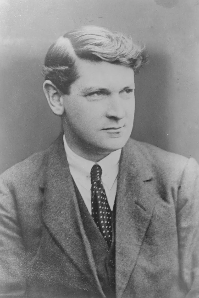 Michael John Collins je irski revolucionar, sudionik Uskršnjeg ustanka, ministar vanjskih poslova, ministar financija, i predsjednik privremene vlade nakon osnutka Irske Slobodne Države. Rođen je u okrugu Cork, kao treće od osmero djece. Oca gubi u 6. godini. Sestra mu je postala časna sestra i predavala kao učiteljica u Londonu. U 15. godini napušta školu, i zapošljava se u londonskoj pošti. Priključuje se Irskom republikanskom bratstvu, a kasnije postaje zastupnik Sinn Feina. Najpoznatiji postaje po svojoj ulozi u Uskršnjem ustanku. Kada je pobuna počela, borio se uz Pádraiga Pearsea na zauzimanju Glavne pošte u Dublinu. Uhićen je, ali za razliku od drugih vođa, nije pogubljen nego interniran u Walesu. Nakon toga, obnaša niz dužnosti. Jedan je od članova delegacije koja je potpisala Anglo-irski sporazum, za kojeg je smatrao da je donio zlo Irskoj, te je sam rekao da je potpisao svoju smrtnu presudu. Ražalostilo ga je to što de Valera nije stao uz sporazum kojeg je isposlovao. Po izbijanju Irskoga građanskog rata postaje glavni zapovjednik vojske Irske Slobodne Države. Deset dana nakon pokopa predsjednika Griffitha, ubijen je na &quot;Vratima Cvijeća&quot;.