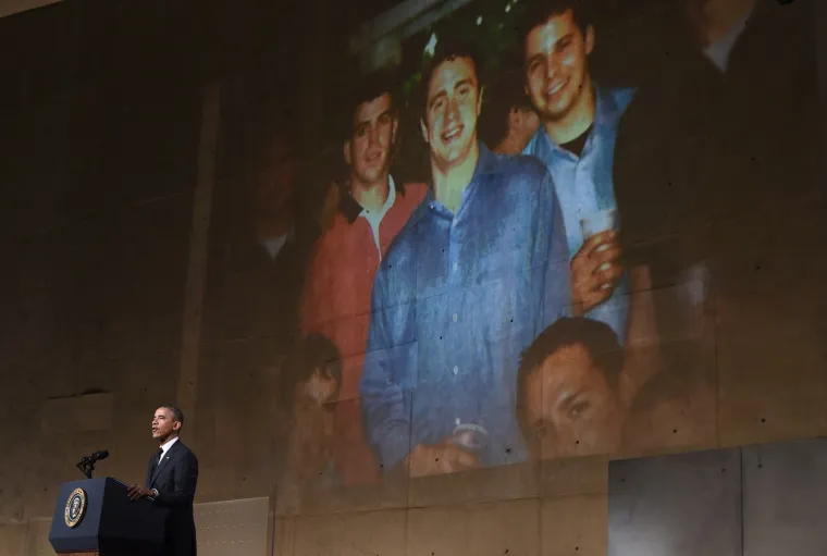 Welles Crowther rođen je 17. svibnja 1977. u New Yorku. Welles je sanjao o tome da postane vatrogasac i pomaže ljudima, a postao je dobrovoljni vatrogasac sa 16 godina. Nakon što je 1999. godine diplomirao ekonomiju na Boston Collegeu, Welles se pridružio tvrtki za investicijsko bankarstvo, koja se nalazila na 104. katu World Trade Centra u New Yorku. Započeo je i briljirao na području istraživanja, a brzo je postao trgovac dionicama. Welles je bio ljubazan, susretljiv, simpatičan i pametan. Dana 11. rujna 2001. kada je avion pogodio južni toranj, spustio se do predvorja tornja i pronašao teško ozlijeđenu ženu, spustio je niz 17 katova, a zatim se vratio na kat kako bi pomogao drugima doći do stubišta. Ostao je gore pomažući drugima i radeći s vatrogascima dok se zgrade nisu srušile. Spasio je oko 20 ljudi. 