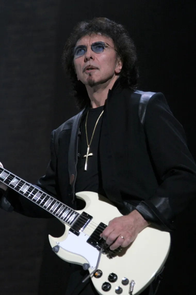 Frank Anthony "Tony" Iommi je engleski gitarist i skladatelj, najpoznatiji kao suosnivač i prvi gitarist heavy metal grupe Black Sabbath, čiji je bio jedini stalni član od osnutka do raspada. Iommi, koji je sin talijanskih useljenika, gitaru je počeo svirati u pubertetskoj dobi. Nakon &scaron;to je sa 17 godina izgubio vr&scaron;ke dva prsta desne ruke u nesreći u tvornici, uspio je nastaviti svirati. Iommi je općenito priznat kao jedan od najvažnijih i najutjecajnijih rock gitarista. 