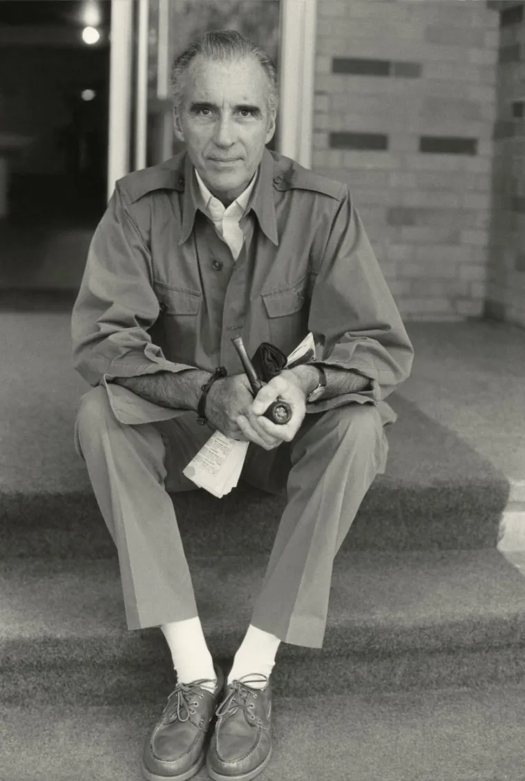 Christopher Frank Carandini Lee rođen je 27. svibnja 1922. godine u Londonu.  Pohađao je elitne privatne &scaron;kole, ali fakultet nikada nije zavr&scaron;io. Nakon neuspjeha na studiju kratko se zapo&scaron;ljava kao činovnik. Ubrzo nakon toga dobrovoljno se javlja u britansku vojsku i odlazi u Zimski rat u Finsku. U Zimskom ratu nije sudjelovao u borbama te se ubrzo vraća kući. Odmah po povratku prijavljuje se u zračne snage i ubrzo postaje član SAS-a, britanskih specijalnih snaga. Ne zna se mnogo o njegovu ratnom putu zato &scaron;to je bio član specijalne postrojbe, pa većina dokumenata nosi oznaku državne tajne. Međutim, neke su informacije ipak procurile u javnost, a neke je Lee sam priznao. Tijekom rata u Africi bio je član diverzantske jedinice koja je brzim napadima iza neprijateljskih linija unosila nemir i ru&scaron;ila moral protivničkih vojnika. Nakon invazije na Italiju i kraja rata u Africi prelazi u odred koji se bavi lovom na dvostruke &scaron;pijune te radi na obučavanju članova otpora u okupiranim državama Europe. Smatra se da je upravo tada razvio odnos s Josipom Brozom s kojim je otvoreno prijateljevao sve do njegove smrti. Nakon službenog zavr&scaron;etka rata jo&scaron; je neko vrijeme ostao u vojsci iz koje se povlači 1946. Tada se ponovno zapo&scaron;ljava kao činovnik, no ne zadugo. Jedan mu je rođak tijekom ručka predložio da se počne baviti glumom, nakon čega se Lee počinje pojavljivati u manjim ulogama. Njegova karijera doživljava procvat u pedesetim godinama dvadesetog stoljeća. Tada započinje suradnju s produkcijskom kućom Hammer pod čijim je okriljem glumio Drakulu u desetak filmova. Iako je uloga Drakule obilježila njegovu ranu karijeru, imao je i drugih značajnijih uloga. Može se pohvaliti time da je glumio i Sherlocka Holmesa i njegova brata Mycrofta. Glumio je i negativca Francisca Scaramanga, Čovjeka sa zlatnim pi&scaron;toljem u istoimenom filmu iz serijala o Jamesu Bondu. Svojim najboljim ostvarenjem smatra film "Wicker Man". Krajem sedamdesetih odlazi u Ameriku gdje nastavlja nizati zapažene uloge. Prema podatcima s IMDb-a, dosad se pojavio u 282 filmska ostvarenja. Te&scaron;ko bi bilo napisati koga je sve utjelovio na bijelom platnu, ali glumio je i Grigorija Rasputina. Kao &scaron;to je već spomenuto, nove ga generacije pamte po ulogama u serijalima "Star Wars" i "Gospodar prstenov"a. Osim navedenih vojničkih i filmskih uspjeha, Christopher Lee postigao je jo&scaron; mnogo toga. Ostavio je trag i u kazali&scaron;tu, gdje je glumio u dramama i mjuziklima, a kao &scaron;kolovani pjevač zabilježio je velik uspjeh. No to mu nisu jedini glazbeni uspjesi. Lee obožava heavy metal-glazbu. Nastupao je s Manowarom i Rapsody, a s 88 godina izdao je svoj prvi metal-album. Nakon toga izdaje jo&scaron; dva albuma te nekoliko EP-ova (svi oni koje zanima kako zvuče mogu ih pronaći na YouTubeu). Svoj je glas posudio i likovima u računalnim igrama, a narator je i nebrojenih dokumentaraca. 