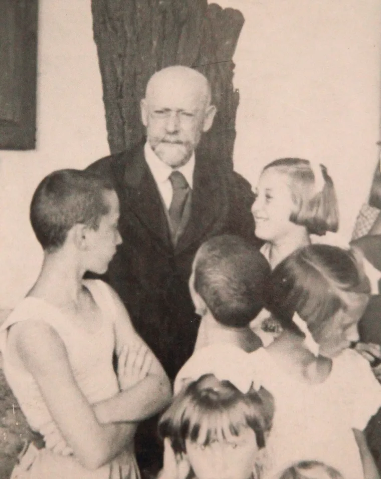 Janusz Korczak bio je vojni liječnik tijekom Prvog svjetskog rata, nevjerojatan pedagog i ravnatelj židovskog dječjeg doma tijekom Drugog svjetskog rata u Var&scaron;avskom getu. Janusz Korczak umro je sa 200 djece u plinskoj komori, držali su ga za ruke do kraja. Cijeli život posvetio je djeci. Nije ih napustio ni kada su do&scaron;li najteži trenuci. S njima je oti&scaron;ao u smrt, iako su ga nacisti neposredno prije ulaska u vagone prepoznali i ponudili mu po&scaron;tedu pod uvjetom da napusti djecu, a on je to odbio. Ova herojska gesta imala je veliki utjecaj i na mnoge naciste.
