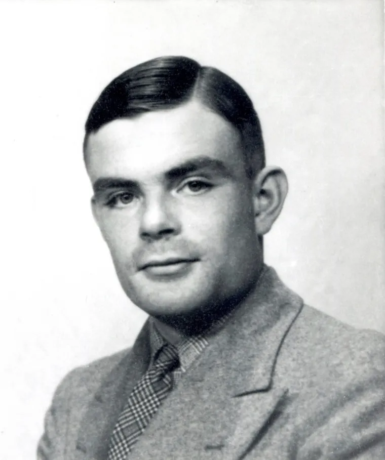Alan Mathison Turing bio je britanski matematičar, logičar i kriptoanalitičar. Turing se često smatra ocem modernog računarstva. 
Na Princetonu pi&scaron;e svoj doktorski rad. 1939. godine radio je u &scaron;koli za kodiranje i &scaron;ifriranje britanske vlade u Bletchley Parku. Tada je započeo Drugi svjetski rat. Turing je predvodio grupu znanstvenika koji su radili na razbijanju koda njemačkog stroja za &scaron;ifriranje, Enigme. Enigma je služila Nijemcima i njihovim saveznicima za slanje strogo povjerljivih kodiranih poruka. U njima su bile opisane vojne akcije, planovi i manevri. Turing je razvio matematičke modele te dizajnirao elektromehaničku napravu, &bdquo;bombu&ldquo;, koja je mogla dekodirati poruke Enigme. Nijemci nisu znali da su poruke Enigme de&scaron;ifrirane te su ih i dalje slali tim putem. Smatra se da je Turing svojim radom doprinio skraćivanju rata za najmanje godinu dana te time spasio milijune života. Tijekom rata i nakon njegova zavr&scaron;etka bavio se računalnom tehnologijom te se smatra začetnikom te znanosti. Razvijao je i teoriju umjetne inteligencije strojeva. Poznat po ekscentričnom životnom stilu i homoseksualnosti, bio je uhićen 1952. zbog povrede javnog morala i osuđen na obaveznu hormonsku terapiju. Dvije godine kasnije počinio je samoubistvo iako postoje teorije zavjere koje tvrde da ga je likvidirala britanska tajna služba zbog toga &scaron;to je pod ucjenom mogao odati državne tajne stranim agentima.