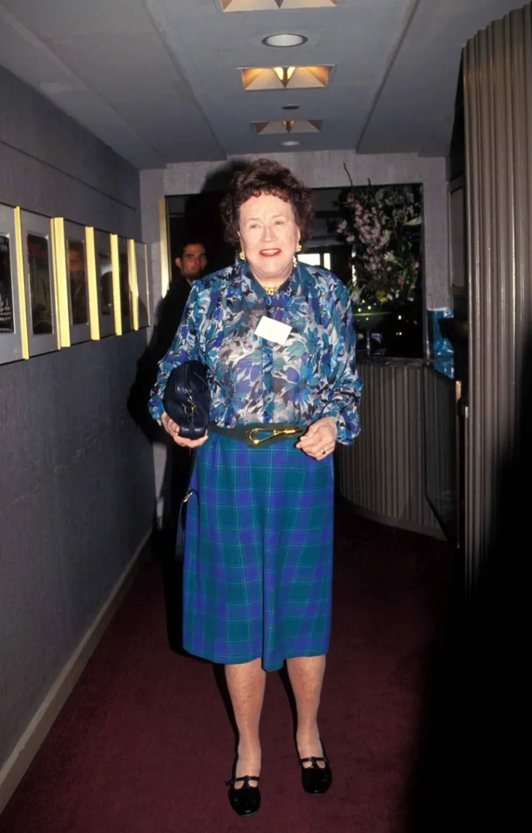 Julia Child se zaposlila u Uredu strate&scaron;kih službi nakon &scaron;to je diplomirala i provela je nekoliko godina na kratkotrajnim poslovima u raznim tvrtkama u Washingtonu. Posao ju je odveo na Ceylon, kasnije i u Kinu, gdje je upoznala i udala se za Paula Childa, također djelatnika OSS-a, kako je skraćeno nazivan Ured strate&scaron;kih službi. Upravo ih je njegov premje&scaron;taj odveo u Pariz, četrdesetih godina, &scaron;to je, na koncu, rezultiralo povijesnim posljedicama po američko kulinarstvo. Dana&scaron;nja legenda kulinarstva, naime, u to vrijeme uopće nije znala kuhati. U Parizu je, stoga, upisala tečaj kuhanja. Bila je vi&scaron;e nego dobra učenica na polju francuske kuhinje, ustvari toliko dobra da je 1961. godine objavila svoj prvi kuharski priručnik. 
Zvijezdom su je, međutim, učinile televizijske serije. Prva, naslovljena "Francuski kuhar", počela se emitirati 1963; posljednju je snimala jo&scaron; prije par godina. U međuvremenu, i ona i dobro kuhanje postali su poznati praktički svakom Amerikancu i Amerikanki. Bez nje, kako je izjavio jedan slavni kuhar, Amerikanci bi jo&scaron; bili u mračnom srednjem vijeku kulinarstva.