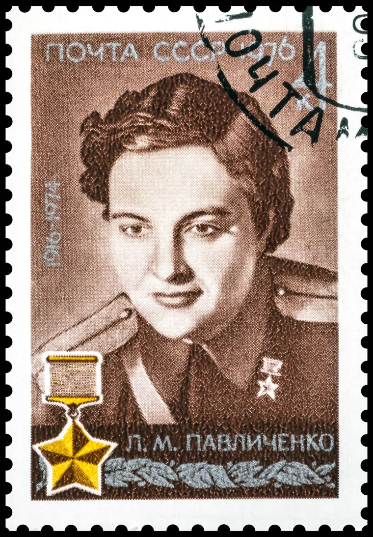 Ljudmila Mihajlovna Pavličenko bila je pripadnica Crvene armije tijekom Drugog svjetskog rata i najuspje&scaron;nija sovjetska snajperistica. Likvidirala je 309 neprijateljskih vojnika, uglavnom koristeći poluautomatsku pu&scaron;ku SVT-40, i na taj način postala najuspje&scaron;nija snajperistica svih vremena.  Za svoje zasluge u borbi protiv njemačkog agresora odlikovana je Lenjinovim ordenom. Prilikom njemačkog napada na SSSR, tijekom bitke za Odesu i Sevastopolj, na&scaron;la se među braniteljima. 