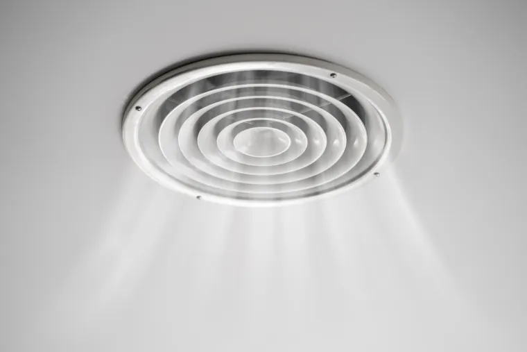 7. Nema ventilacije: Dobra ventilacija je neophodna kada koristite sredstva za čišćenje koja sadrže sastojke poput amonijaka ili izbjeljivača.
Kada čistite, isparenja ovih proizvoda oslobađaju se u prostoriju i mogu iritirati vaše dišne ​​putove. Zrak možete očistiti uključivanjem ventilatora ili otvaranjem prozora ili čak stavljanjem pročišćivača zraka. Kada završite s čišćenjem, napustite sobu.