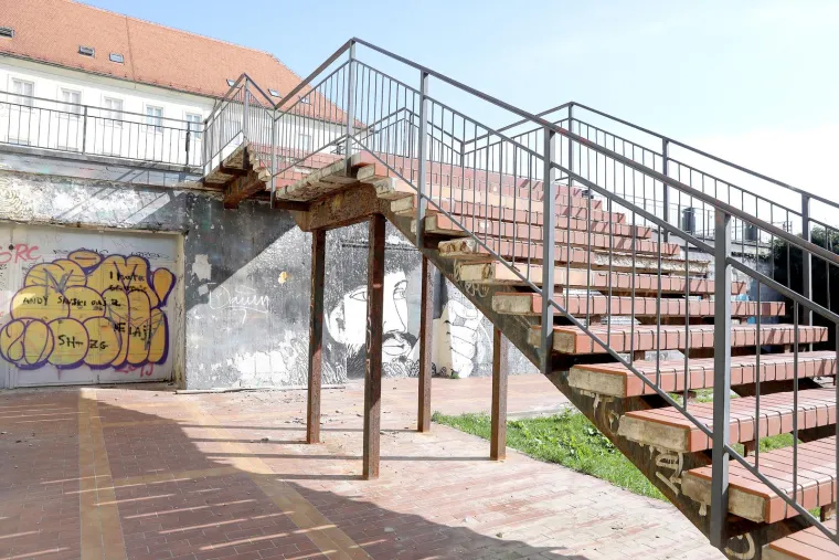 Sramota u centru Zagreba: Stube prohodne i otvorene, ali pogledajte u kakvom su katastrofalnom stanju...