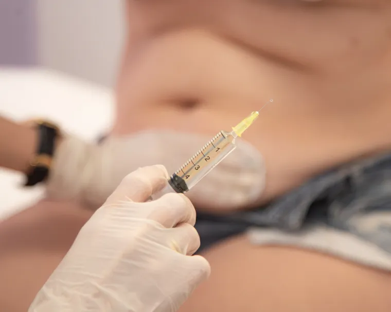 3. Ubrizgavanje injekcija masti: Ovim postupkom kirurzi mogu izvršiti liposukciju pacijentove vlastite masnoće i prenijeti je na penis pomoću štrcaljke. Momci bi možda mogli završiti s blagim povećanjem od manje od jednog centimetra u duljini, nešto više od jednog centimetra u širini i težim penisom. Rezultati nisu trajni i vaš bi se penis s vremenom mogao smanjiti. Osim toga, kao i kod svakog kirurškog zahvata, i dalje postoje rizici. Primjer: 30-godišnji pacijent umro je nakon operacije povećanja penisa nakon što je masnoća doputovala u njegova pluća, uzrokujući prestanak disanja.