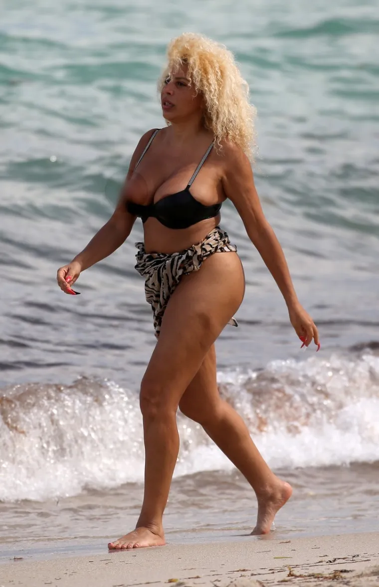 Afida Turner na sebe nabacila premali tanga bikini: Gornji dio nije izdržao nalet bujnih grudi pa provirila bradavica