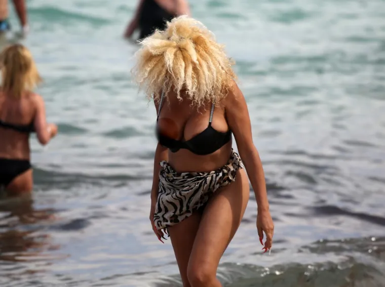 Afida Turner na sebe nabacila premali tanga bikini: Gornji dio nije izdržao nalet bujnih grudi pa provirila bradavica