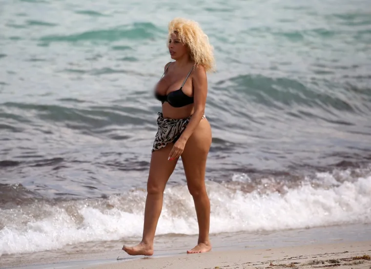 Afida Turner na sebe nabacila premali tanga bikini: Gornji dio nije izdržao nalet bujnih grudi pa provirila bradavica
