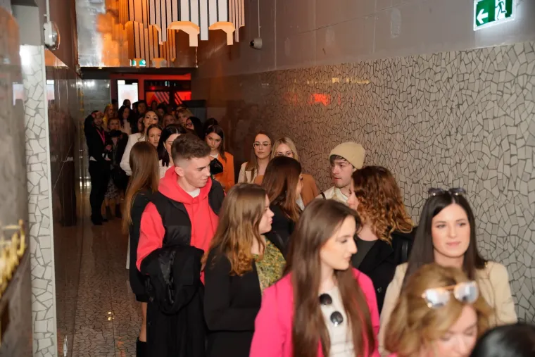 Pogledajte kako Maja &Scaron;uput izgleda bez &scaron;minke: Hrabro je skinula sve sa sebe, a bodrili su je Grubnić, Franka Batelić...