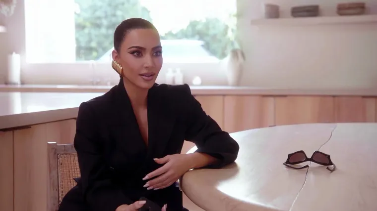 U prvoj epizodi &quot;The Kardashiansa&quot;, Kim okuplja obitelj na popodnevnom roštilju, no sve se mijenja kada šestogodišnji sin Saint pokaže majci novu videoigru na svom iPadu. Šokirana Kim uzima iPad i pokazuje ga sestri Khloe, mrmljajući: &quot;Tužit ćemo ih, ako je to uistinu igra s mojim imenom i mojom slikom.&quot;
