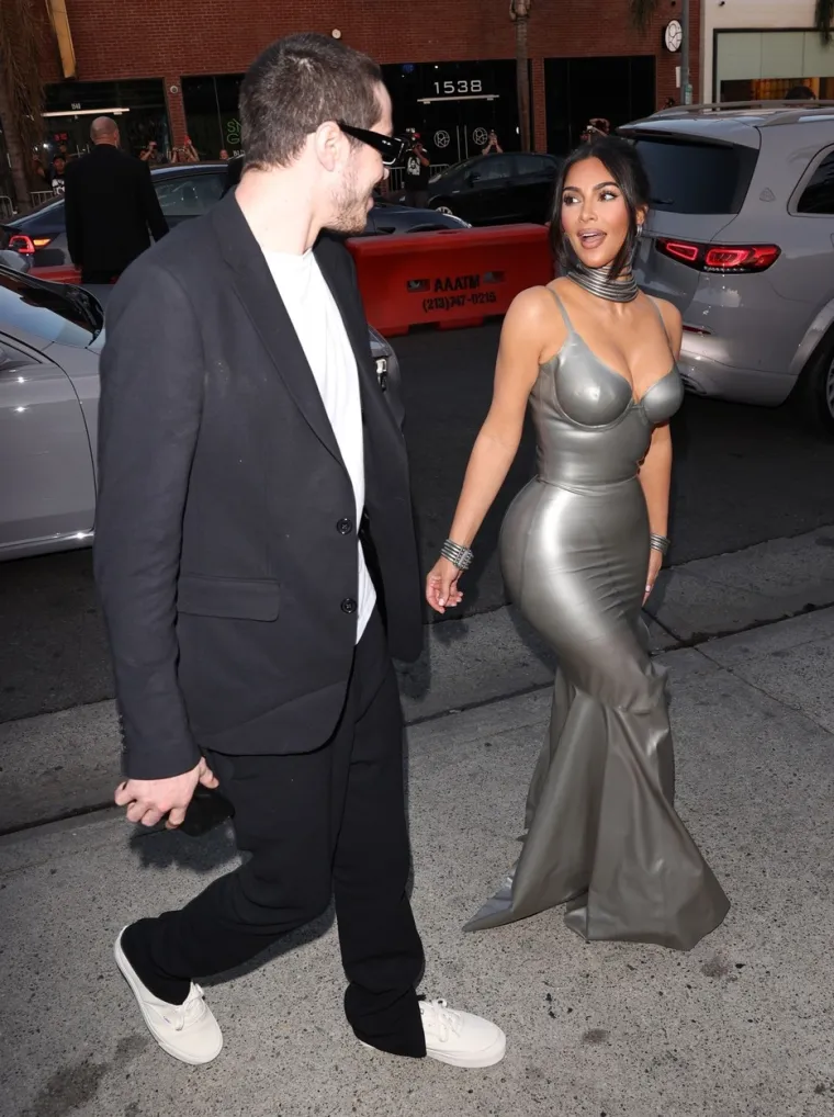 Par je bio na odmoru u Cabu u Meksiku, proslavljajući Kimin 23. rođendan tako što su snimili kućni film eksplicitnog sadržaja. Kim je nastavila govoriti u &quot;The Kardashians&quot; epizodi: &quot;Neugodno je da je to vani, ali to nije najskandaloznija stvar i ne želim se tako osjećati. Ja sam čovjek&quot;, objasnila je Kim koja je sada u vezi s komičarom Peteom Davidsonom.