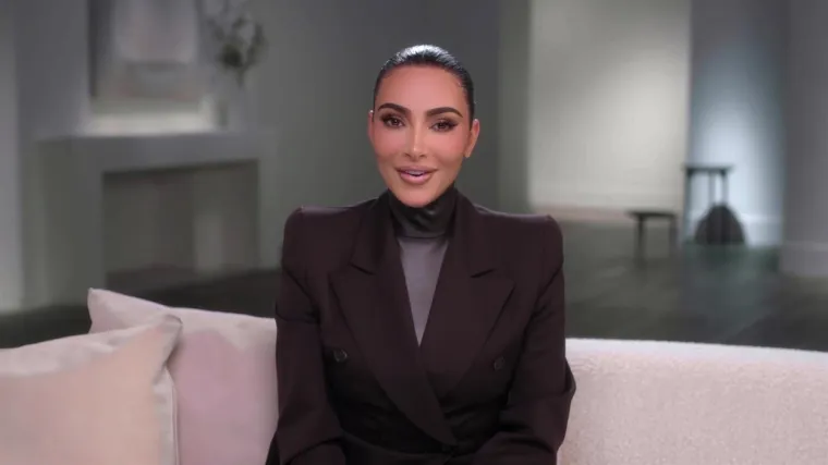 Kasnije se vidi i kako Kim zove biv&scaron;eg supruga Kanyea Westa i odmah brizne u plač dok obja&scaron;njava situaciju. "Zamalo sam umrla dok je Saint mislio da je smije&scaron;no", povikala je. Bri&scaron;ući suze dok ju je Khloe tje&scaron;ila, Kim je nastavila govoriti Kanyeu: "Hvala Bogu da jo&scaron; ne zna čitati. Preko mene mrtve će mi se ovo opet dogoditi. Samo želim da nestane", rekla je Kim.