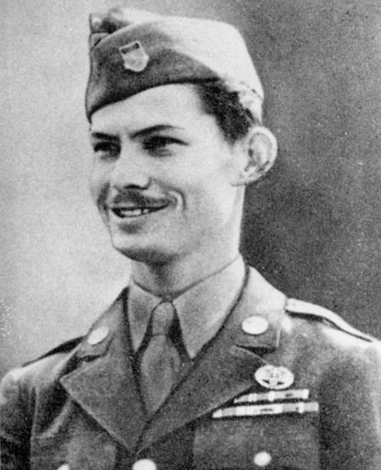Kaplar Desmond Doss odbio je nositi oružje, te je tako postao heroj u borbi. Tehnički, on nije prekršio nikakva pravila kada je izrazio prigovor savjesti te se tijekom Drugog svjetskog rata pridružio američkoj vojsci kao dio tima vojnih liječnika 77. pješačke jedince. Odbio je nositi oružje zbog vjerskih razloga. On je zbog toga često bio na meti svojih suboraca. No, kada je Doss poslan u borbu, zaslužio je njihovo poštovanje. On je dobio Brončanu zvijezdu za svoje junaštvo na Leyteu, ali je najpoznatiji po tome što je spasio živote oko 75 ranjenih vojnika koji su se našli pod jakom paljbom u bici za Okinawu. Doss je za to dobio Medalju časti.