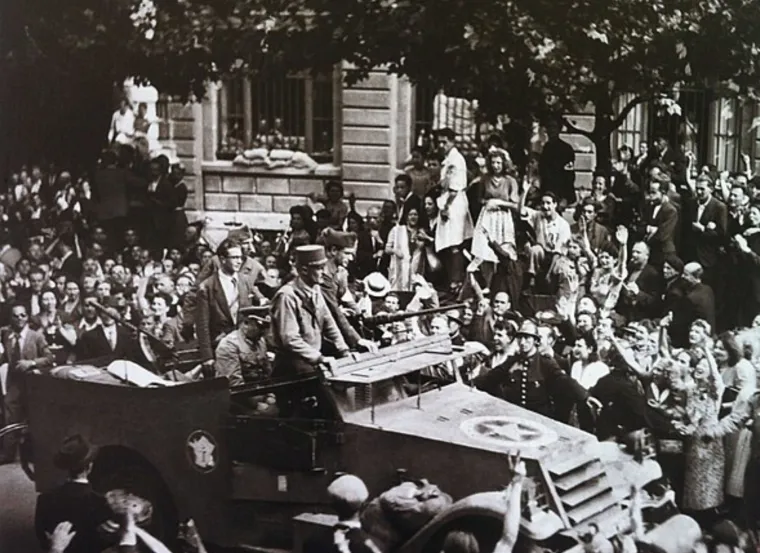 General Dietrich Von Choltitz odbio je spaliti Pariz dok su njegove trupe evakuirale grad. Kada su savezničke snage uspješno izvršile invaziju na sjevernu Francusku na Dan D, 6. lipnja 1944. godine, a potom su krenule da zauzmu Pariz u kolovozu, Hitler je naredio lokalnim vojnim čelnicima da spale veći dio grada kako ne bi pao u neprijateljske ruke. To je uključivalo uništavanje mostova, važnih ratnih objekata, pa čak i kultnih zdanja poput katedrale Notre Dame i Slavoluka pobjede. Zapovjednik Prve njemačke armije, general Dietrich von Choltitz to je odbio. U svojim memoarima iz 1951. godine Von Choltitz je tvrdio da je tada smatrao tu zapovijed upitnom te da je mislio da je Hitler psihički bolestan. Međutim, neki od svjedoka tvrdili su da mu je tada samo nedostajala vojska za izvršenje te zapovijedi te da je to sve izmislio kako bi spasio svoju reputaciju.