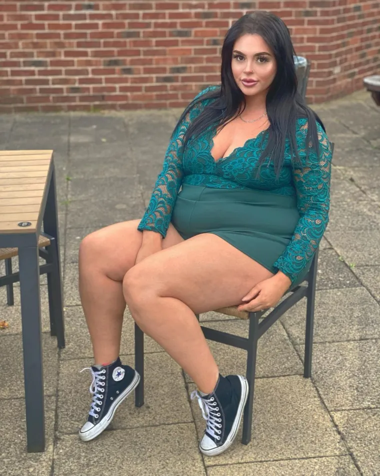 Zarađuje od perverznjaka koji je gledaju kako se prejeda, ali prizori njezina trbuha otkrivaju da i ona plaća skupu cijenu