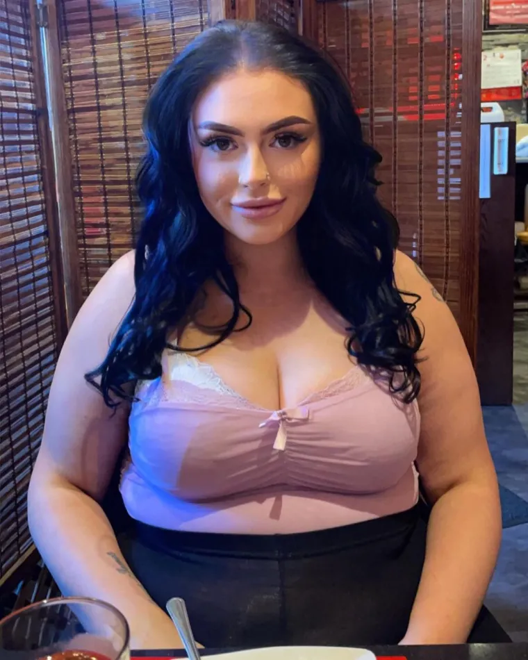 Zarađuje od perverznjaka koji je gledaju kako se prejeda, ali prizori njezina trbuha otkrivaju da i ona plaća skupu cijenu