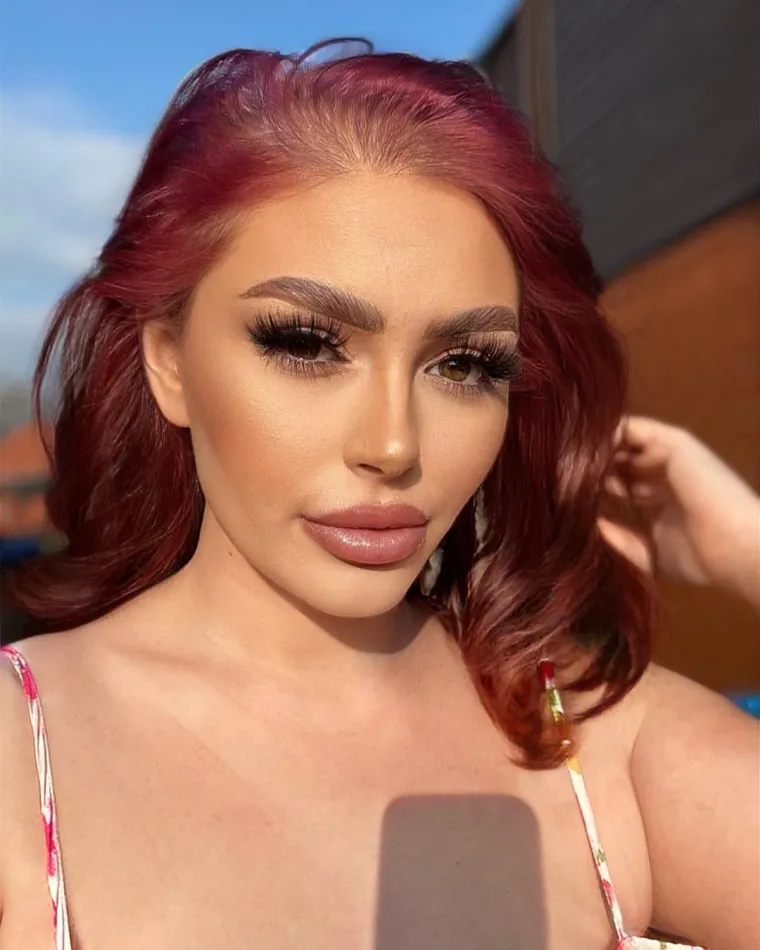 Zarađuje od perverznjaka koji je gledaju kako se prejeda, ali prizori njezina trbuha otkrivaju da i ona plaća skupu cijenu