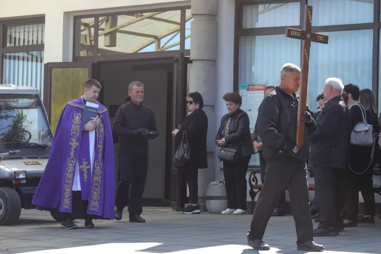 Neopisiva tuga i bol: Obitelj, prijatelji i poznanici zauvijek se oprostili od Denisa Tota