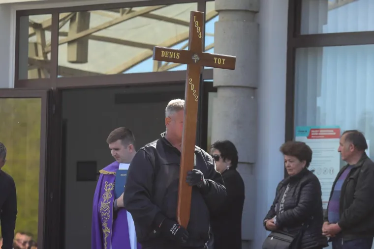Neopisiva tuga i bol: Obitelj, prijatelji i poznanici zauvijek se oprostili od Denisa Tota