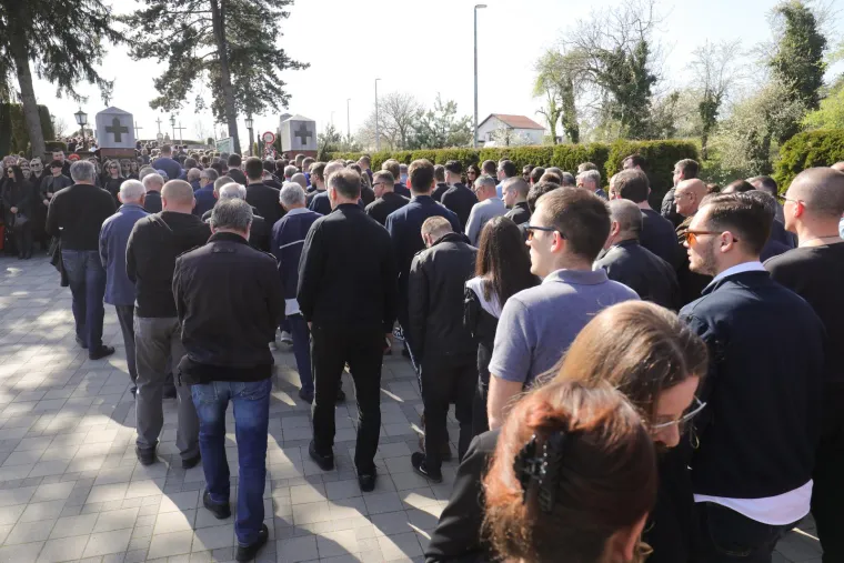 Neopisiva tuga i bol: Obitelj, prijatelji i poznanici zauvijek se oprostili od Denisa Tota