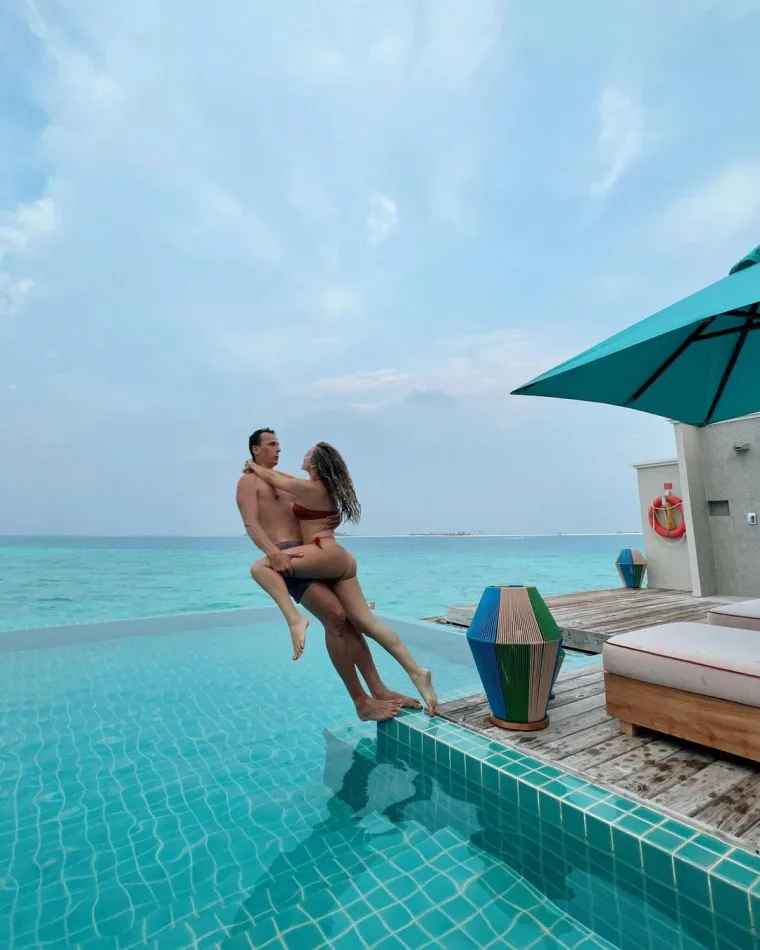 Sonja Kovač na Maldivima je rekla sudbonosno da svom dugogodišnjem dečku Goranu Mandiću. Influencerica je već deset godina u vezi s profesionalnim pokerašem koji je na prekrasnom otočju kleknuo i postavio Sonji pitanje na koje je ona rekla &quot;da&quot; bez oklijevanja... 