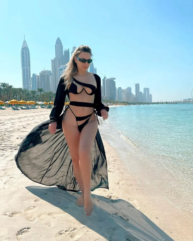 Možda jedno od najatraktivnijih izdanja Sonje Kovač bilo je ono iz Dubaija. Influencerica je nosila bikini s optičkom varkom koji je podigao veliku pra&scaron;inu, uz njega je obukla lepr&scaron;avi crni ogrtač. Uz ovaj dvodijelni kupaći kostim brenda God Save The Queen, u iznosu od 482 kune, Sonja je kombinirala Balenciaga naočale.