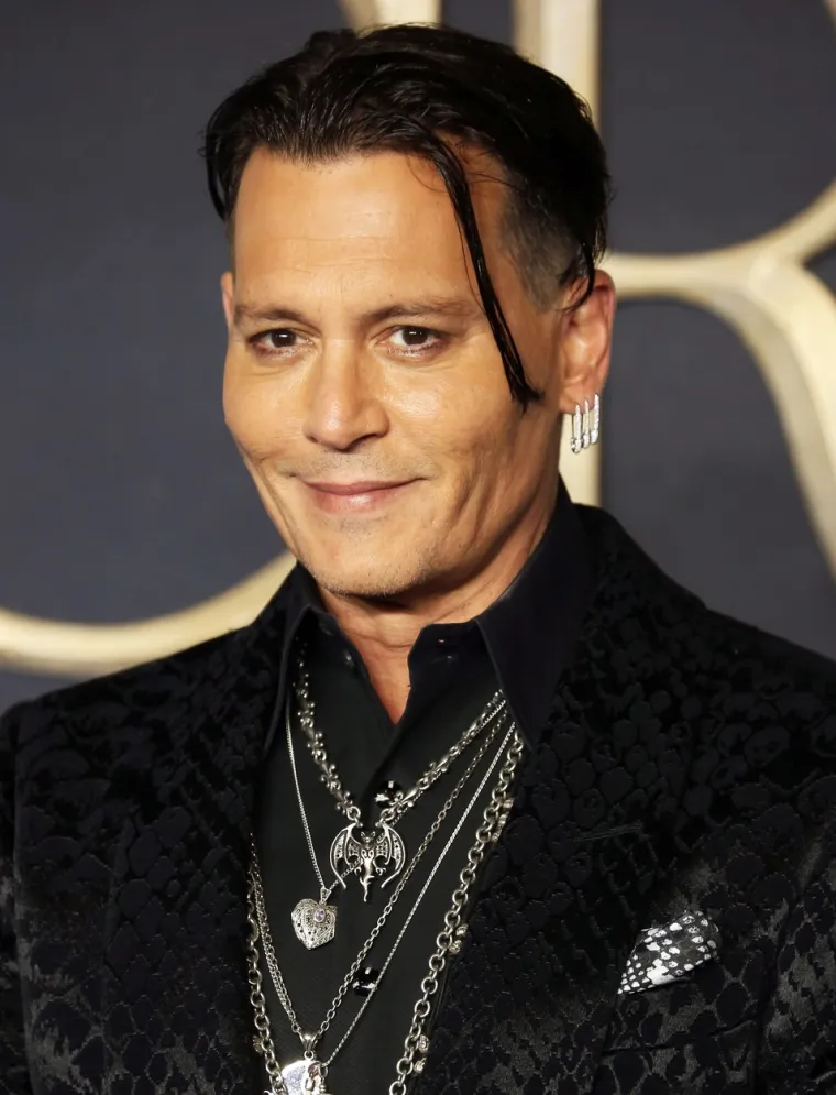 Depp i Heard počeli su izlaziti početkom 2012., nakon &scaron;to su se nekoliko godina ranije upoznali na snimanju The Rum Diary. Do 2015. su se vjenčali. Ali samo 15 mjeseci nakon &scaron;to su to učinili službenim, bilo je gotovo. Heard je podnio zahtjev za razvod i zabranu prilaska, pojaviv&scaron;i se na sudu u Los Angelesu s modricama na obrazu.