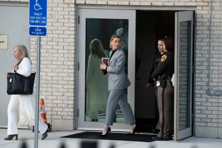 Glumičin tim pak priča suprotno. "Depp je pun bijesa, poput demona. Na Amber je projicirao probleme s majom i sestrom koje mrzi, a sve je pojačano alkoholom i drogama", kažu odvjetnici.