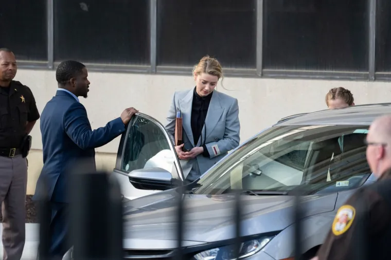"Ona bi vri&scaron;tala, a on bi od nje bježao, a to bi je jo&scaron; vi&scaron;e razbjesnilo. Zamijenila je nasilje i bijes sa stra&scaron;ću, a poslije se ispričavala poetskim isprikama koje su dokazivale njezinu žestoku i snažnu ljubav", pričali su Deppovi odvjetnici, koji su prenijeli i izjave članova glumčeve osiguranja koji su često sklanjali Deppa od Amber dok ga je ona napadala.