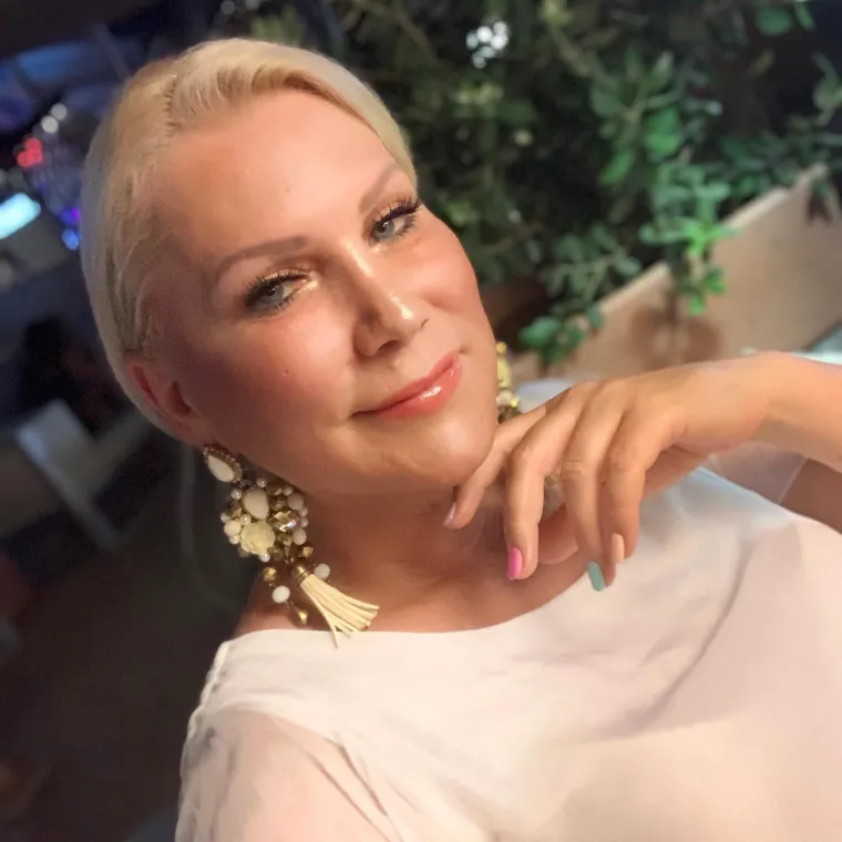 The Queen of Salome glasi stranica na Facebooku legendarne Salome koja je već kročila u svoje pedesete, no bez obzira na to izgleda vrhunski. Ova žena koja je iznenadila hrvatsku javnost sudjelovanjem u Celebrity Big Brotheru, u kojem je tvrdila da neće promijeniti spol, ipak je to učinila, piše 24sata. Tada je Salome tvrdila da još nije našla partnera: &quot;Udvarača je uvijek mnogo, ali na njihovu žalost, ja čekam pravu ljubav koja mi je jako bitna za odnos.&quot; Sudeći po njezinom Facebook profilu, Salome uživa u životu i bavi se slikarstvom. 