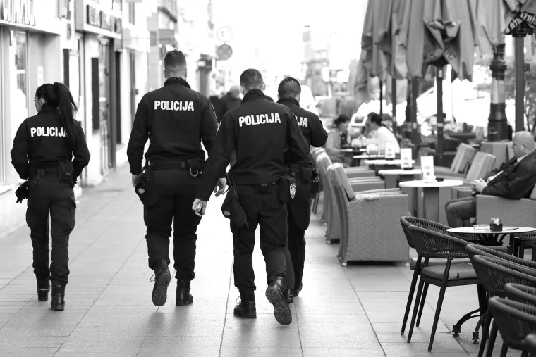 2. Policajci