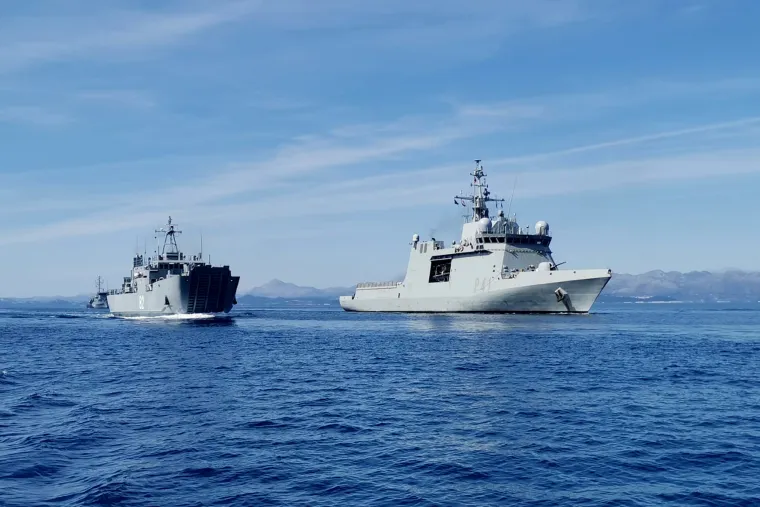 U vježbovnim aktivnostima sudjelovali su brodovi iz sastava Flote HRM-a i Obalne straže RH: desantni brod minopolagač DBM-82 &quot;Krka&quot;, obalni ophodni brod OOB-31 &quot;Omiš&quot;, dvije gumene brodice te tim protuminskih ronioca.