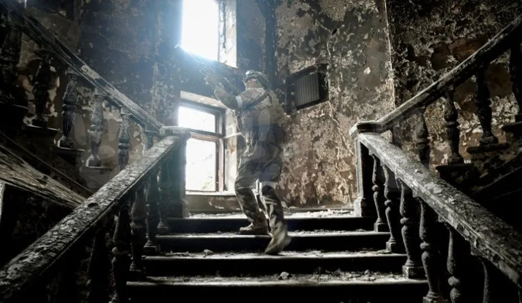 Pogledajte kako izgledaju ostatci bombardiranog kazali&scaron;ta u Mariupolju koje je bilo skloni&scaron;te brojnim civilima