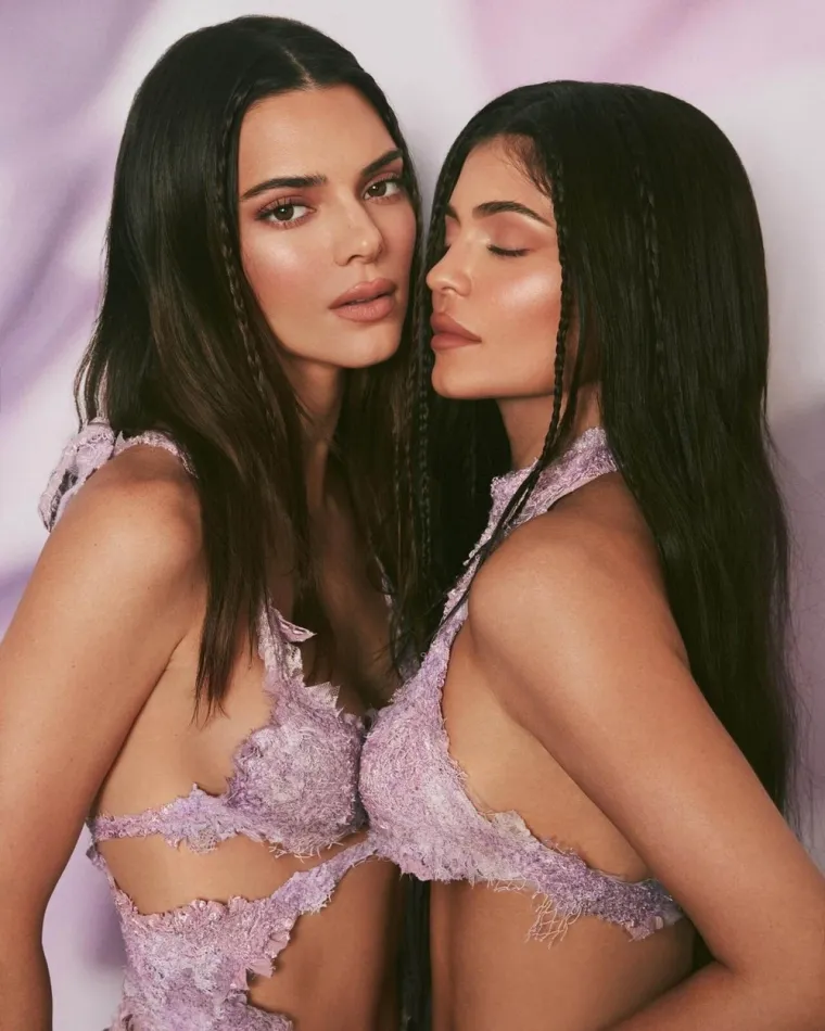 Što je bolje od jedne golišave Kardashianke? Pa dvije golišave Kardashianke! Kendall i Kylie su prehot...