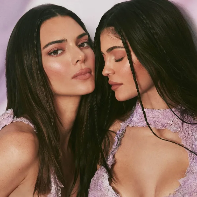 Što je bolje od jedne golišave Kardashianke? Pa dvije golišave Kardashianke! Kendall i Kylie su prehot...