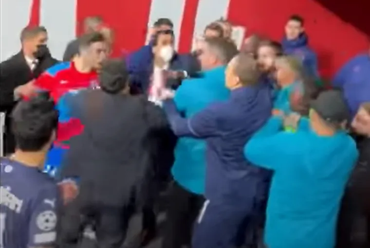 Pravi kaos nastao je sinoć u tunelu Wanda Metropolitano nakon uzvratnog dvoboja četvrtfinala Lige prvaka između Atletico Madrida i Manchester Cityja. Građani su s nulom u uzvratu pro&scaron;li u polufinale elitnog natjecanja, a igrači Rojiblancosa, među njima posebno &Scaron;ime Vrsaljko, izgubili su živce i opasno se zakačili s igračima engleskog sastava. 