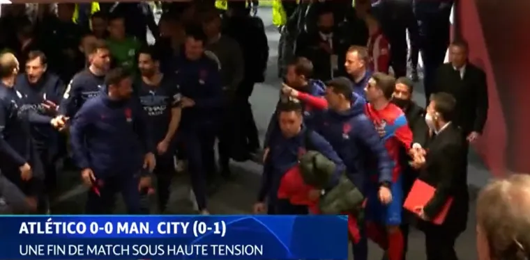 El Grafico, pak, prenosi kako su Stefan Savić i &Scaron;ime Vrsaljko, obojica nogometa&scaron;i Atl&eacute;tico de Madrida, "izmijenili uvrede i udarce s Jackom Grealishom, igračem Manchester Cityja, a morali su ih razdvojiti privatno za&scaron;titari i policija".