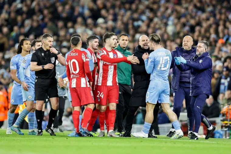 Tada je hrvatski branič sru&scaron;io Grealisha ispred trenera Cityja Pepa Guardiole, a nakon toga je počeo sukob. Atleticov Angel Correa je, očito nezadovoljan &scaron;to je sudac svirao prekr&scaron;aj, napucao loptom Grealisha koji je ležao na travi.