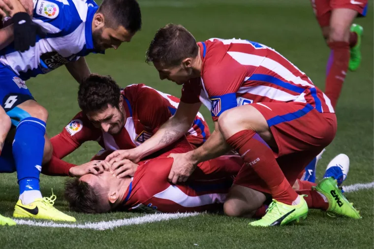 U ožujku 2017. postao je pak heroj nakon &scaron;to je brzom reakcijom spasio život Fernandu Torresu. Biv&scaron;i &scaron;panjolski napadač pao je na travnjak i udario glavom nakon čega je ostao nemoćno ležati. I dok se većina igrača držala za glavu Vrsaljko je dotrčao do Torresa i izvadio mu jezik. Pritom mu je pomogao Gabi.
