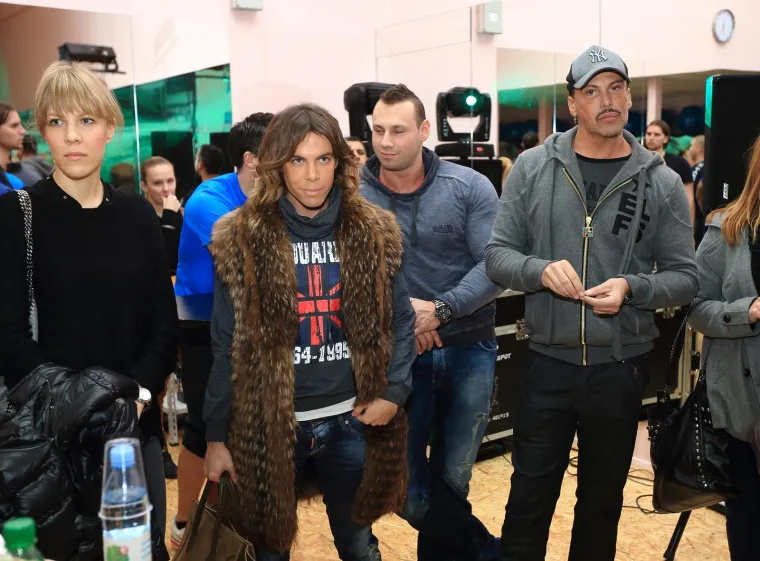 &quot;Što je zajedničko Mačku i Sviscu? Oboje su nakon izlazaka iz Big Brothera i Farme zapali u depresiju. Iako Mačak tvrdi da je ta depra kod njega bila kratkog vijeka, njezin prikriveni oblik smo vidjeli kad se bacio iz aviona. Možda namjerno srlja u smrt. Bilo kako bilo, Mačak je izgubio jedan život, a ima ih još samo osam&quot;, pisao je Cigi na svom blogu, prenosi Index.hr., a Grubnić je na sve imao samo jedan komentar...