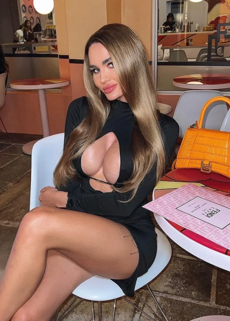 Smatraju je najljep&scaron;om na svijetu i ne srami se skinuti. Njen muž je sporta&scaron;, ali je popularan zbog nje